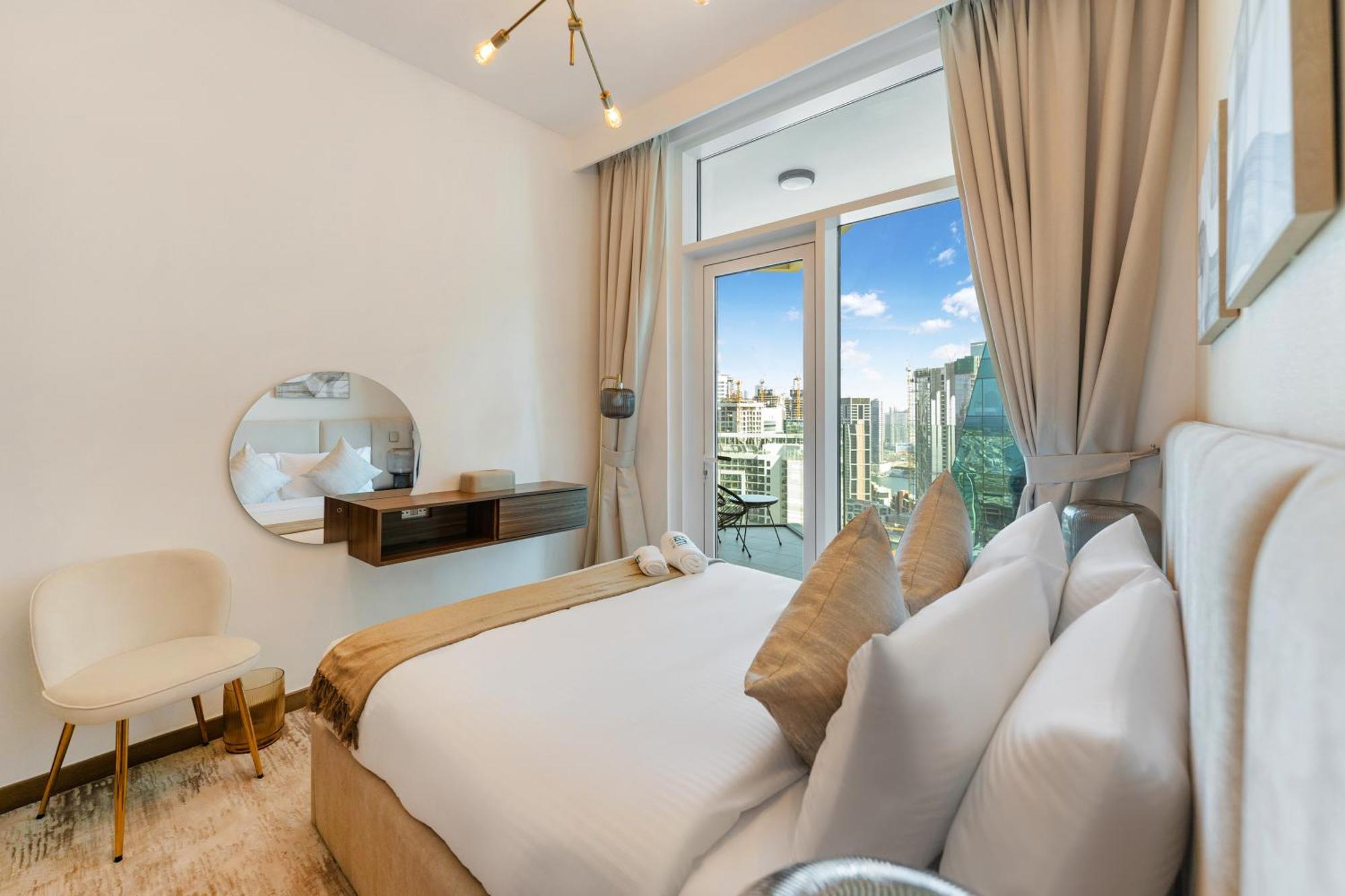 Apartamento Fam Living Contemporary 2br Oasis Waterfront Comfort Close To Downtown Dubai