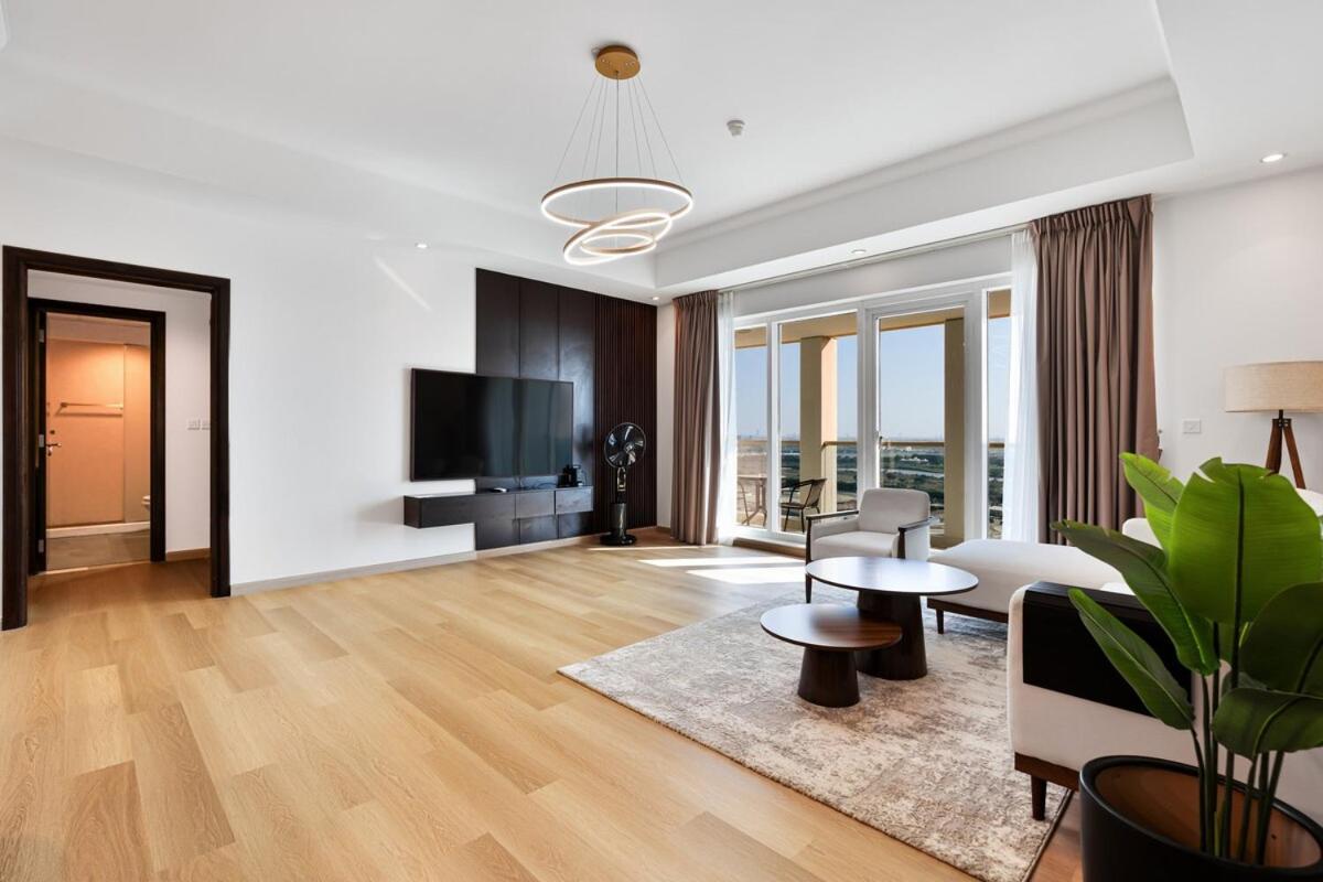 Stunning 1br Haven With Canal Views, Gym And Pool Dubai