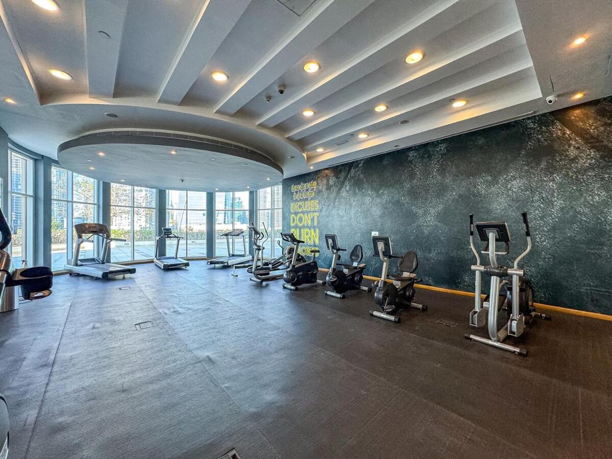 Apartment Stunning 1br Haven With Canal Views, Gym And Pool