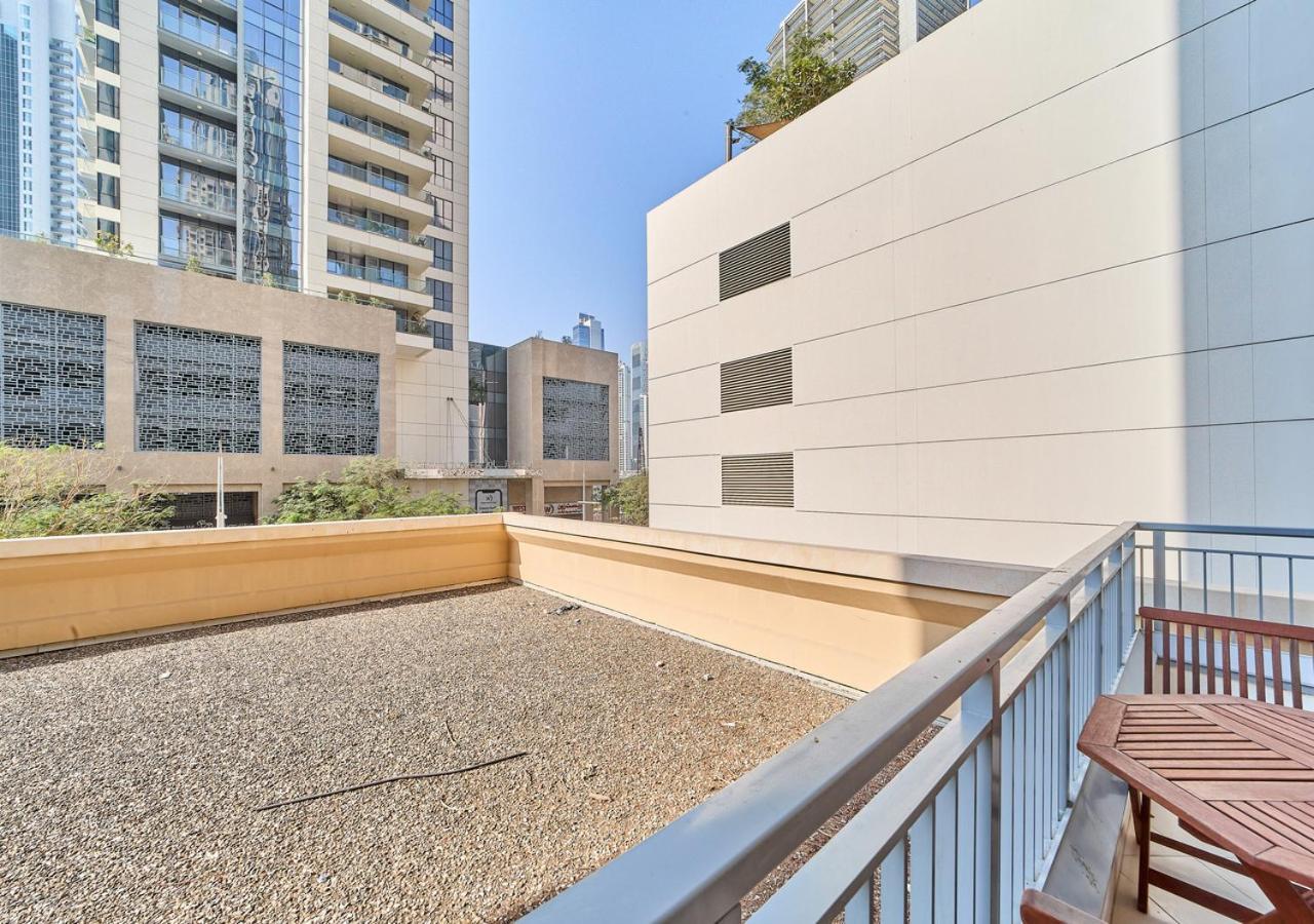 Golden Homes Luxe Living Claren Tower 1br Study Near Mall Downtown Holiday home