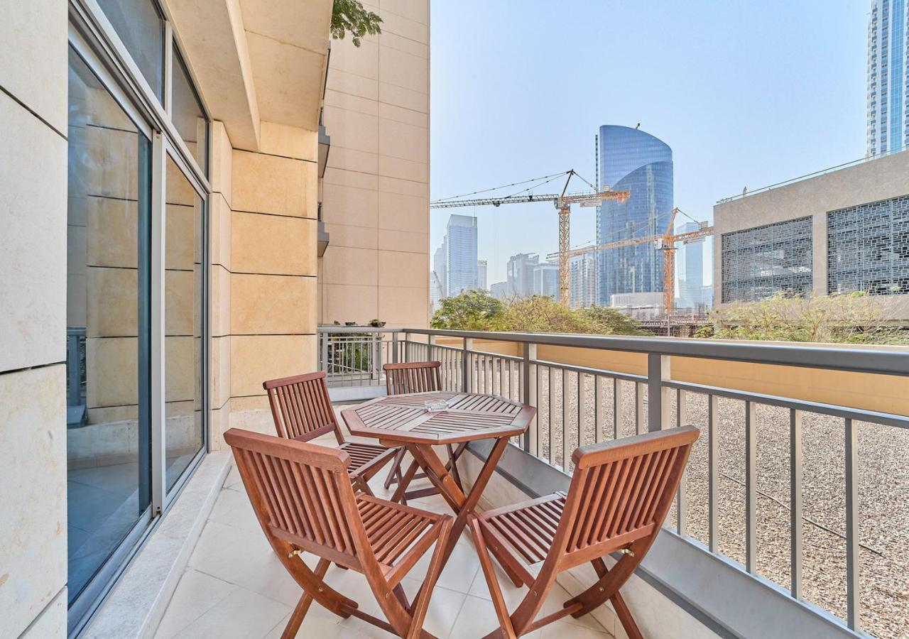 Golden Homes Luxe Living Claren Tower 1br Study Near Mall Downtown Holiday home