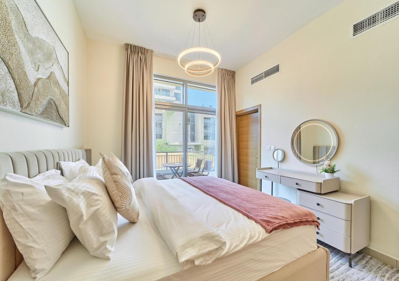 Golden Homes Luxe Living Claren Tower 1br Study Near Mall Downtown Holiday home *
