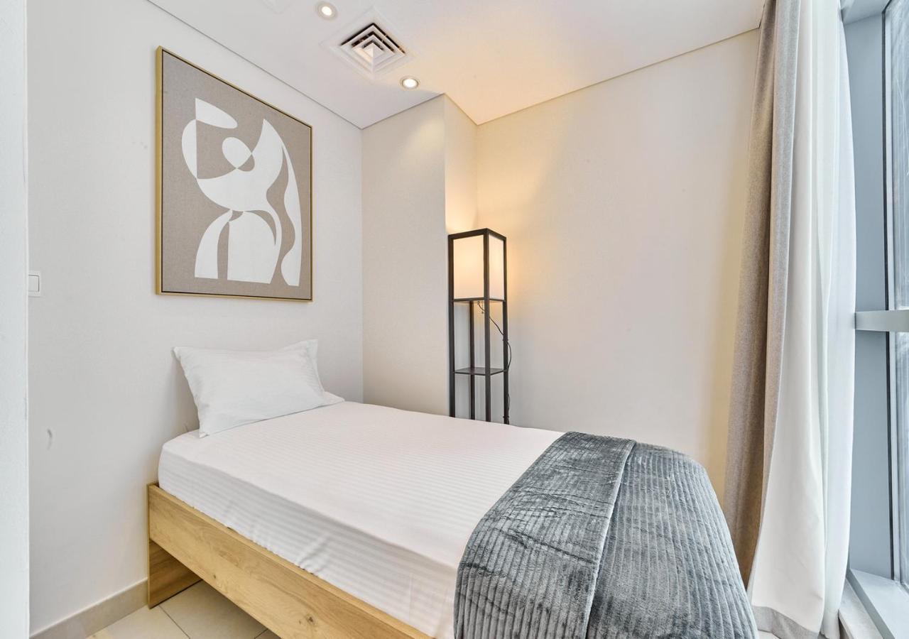 Golden Homes Luxe Living Claren Tower 1br Study Near Mall Downtown Holiday home