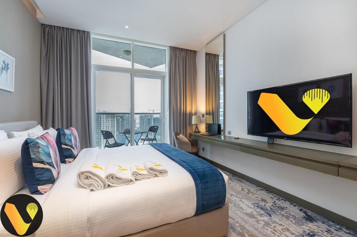 Vogue Damac Maison Prive - Stunning 17th Floor Balcony & Pool With Canal Views Prime Business Bay Location, Near Downtown & Burj Khalifa * Dubai