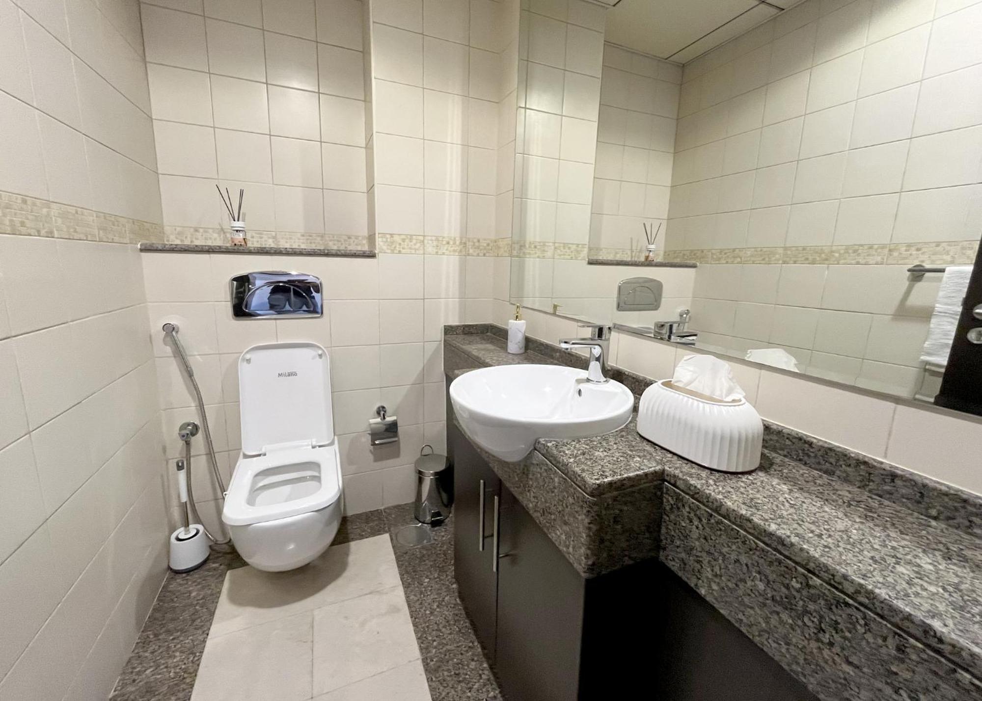 Stunning 1 Bedroom In Jbr With Balcony - Marina Mall View Apartment *