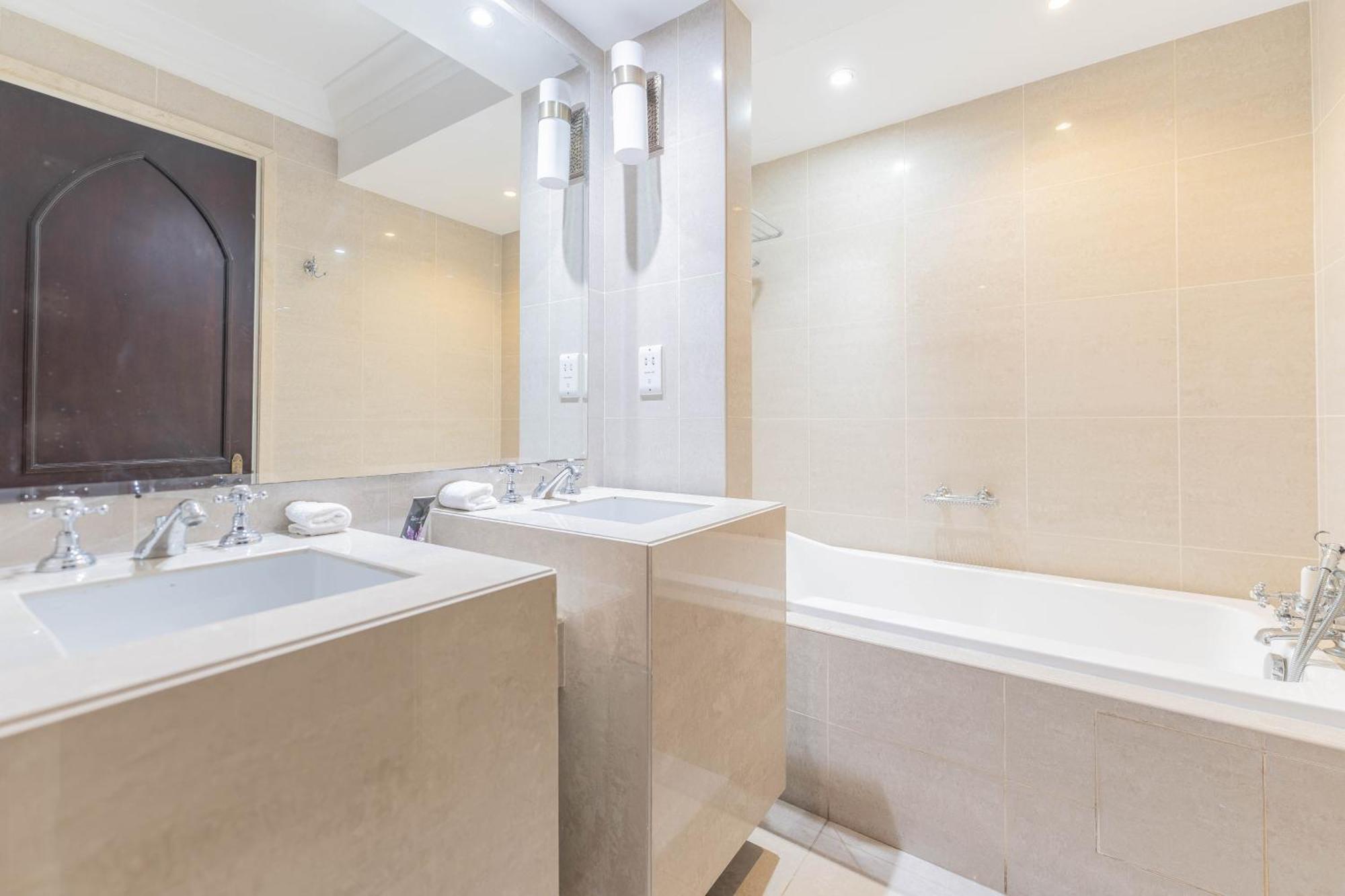 Breath-taking View Of The Iconic Burj Khalifa At Your Door Step Apartment *