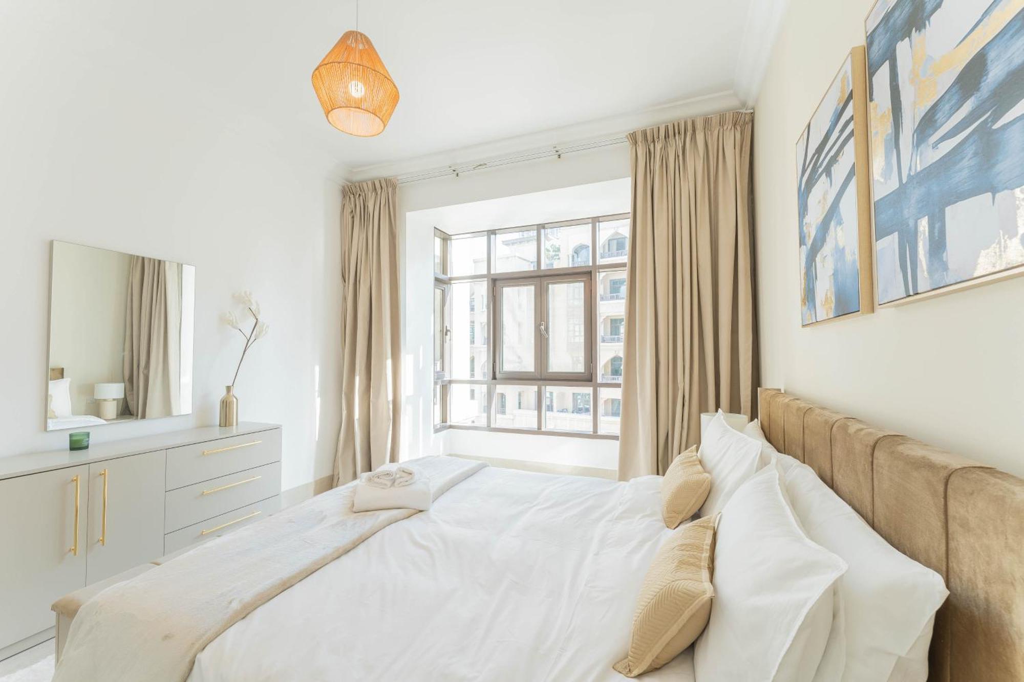 Breath-taking View Of The Iconic Burj Khalifa At Your Door Step Apartment *