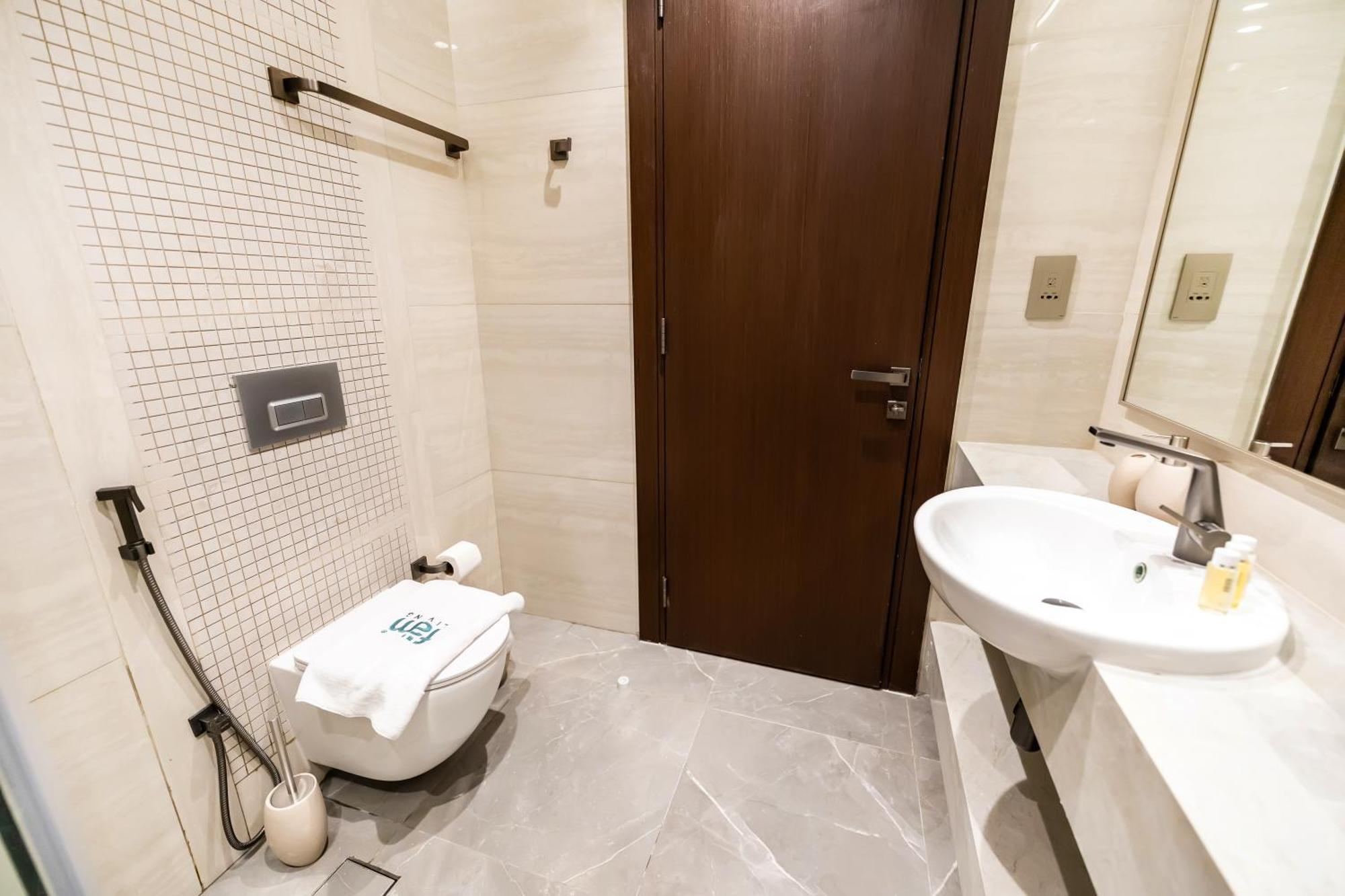 Fam Living - Nobles Tower, Brandnew 2b, Burj Views Apartment *