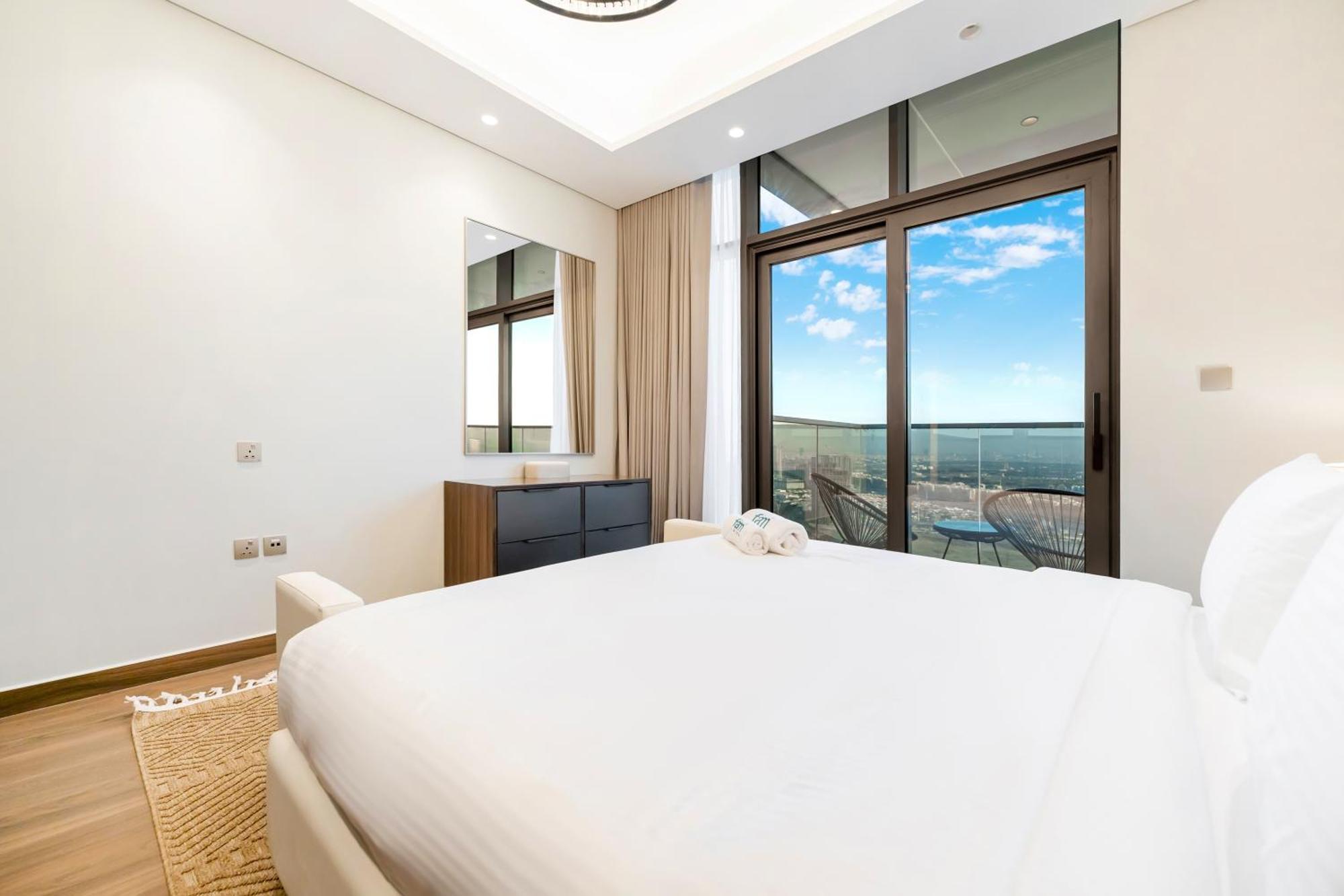 Fam Living - Nobles Tower, Brandnew 2b, Burj Views * Dubai