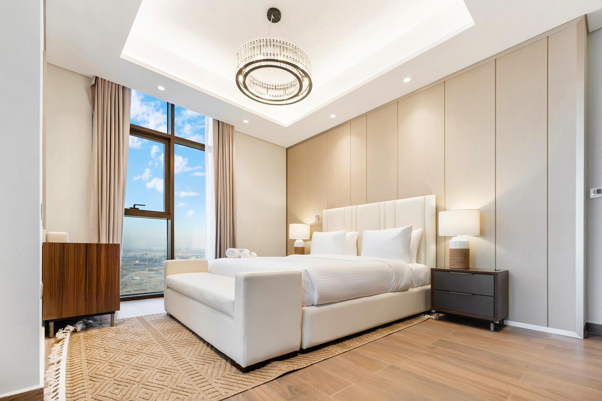 Fam Living - Nobles Tower, Brandnew 2b, Burj Views Apartment *