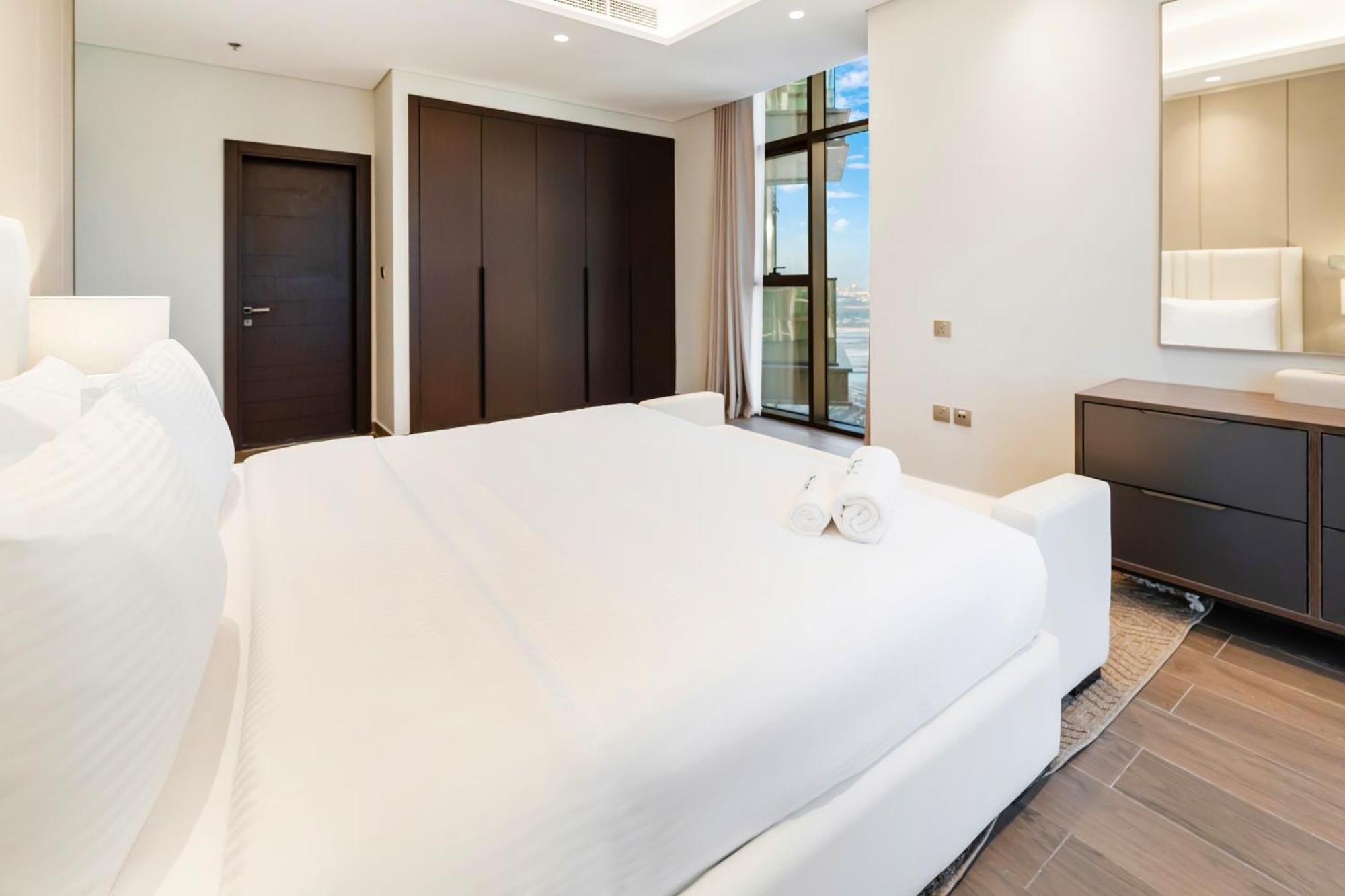 Fam Living - Nobles Tower, Brandnew 2b, Burj Views Apartment