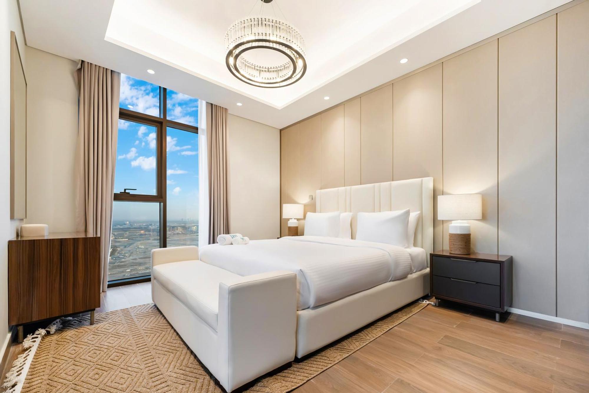Fam Living - Nobles Tower, Brandnew 2b, Burj Views Apartment *