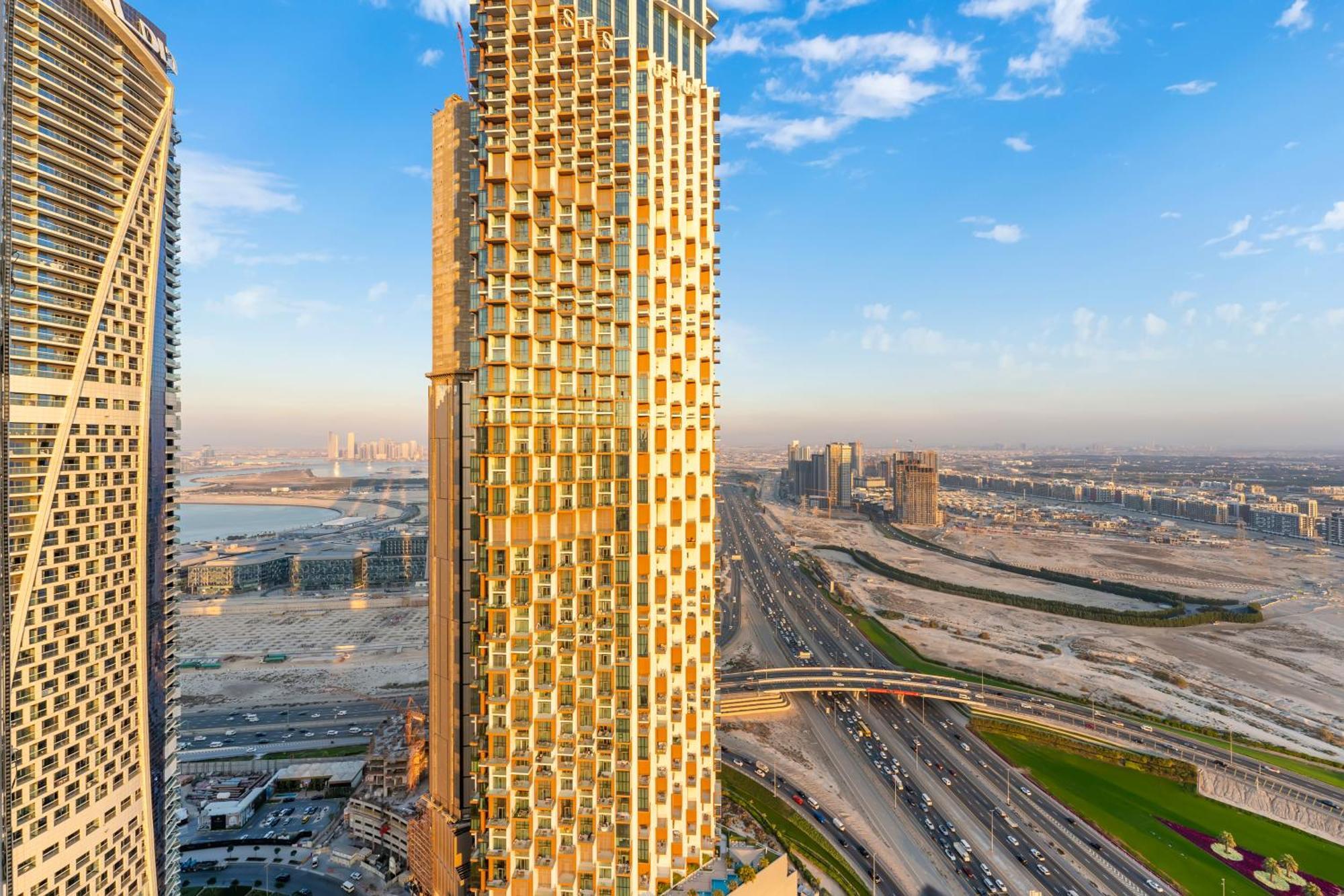 Fam Living - Nobles Tower, Brandnew 2b, Burj Views Apartment Dubai