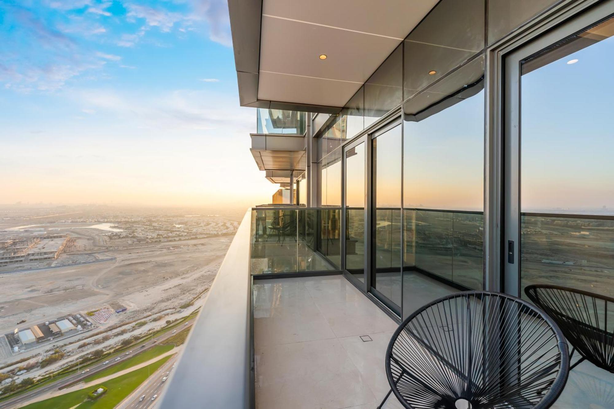 Fam Living - Nobles Tower, Brandnew 2b, Burj Views Apartment
