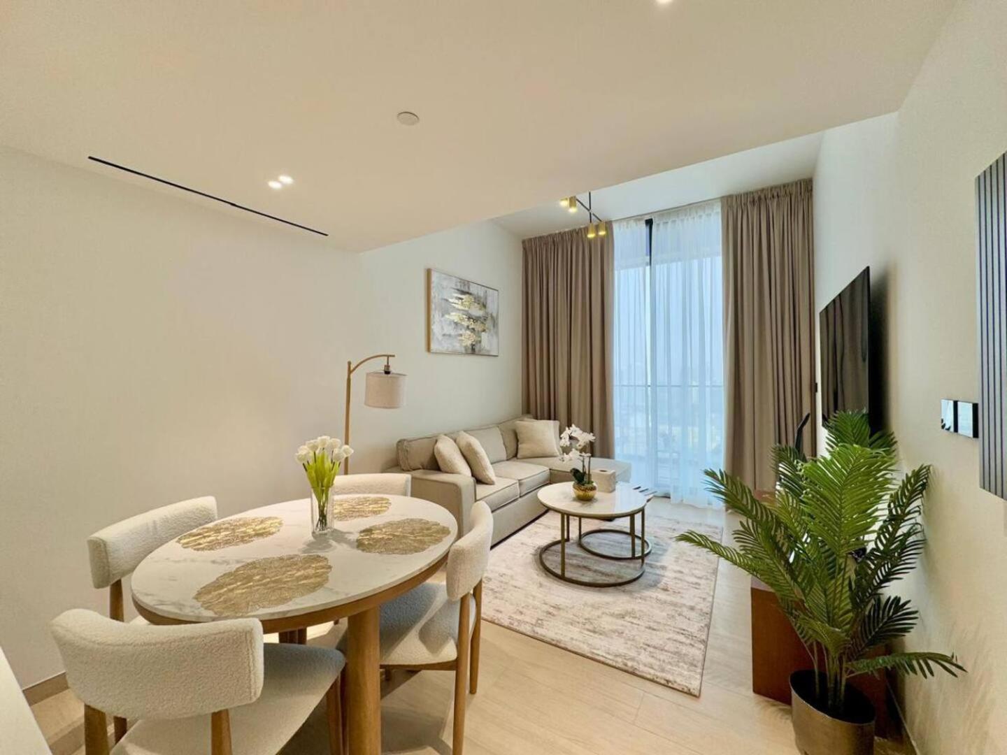 Exquisite Brand-new 1br With Spacious Balcony Daire