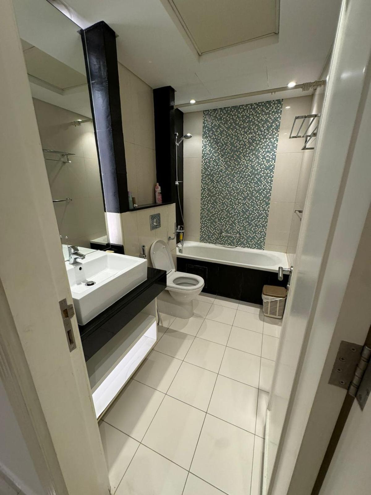 Bright And Airy 2br Bay Retreat Apartment Dubai