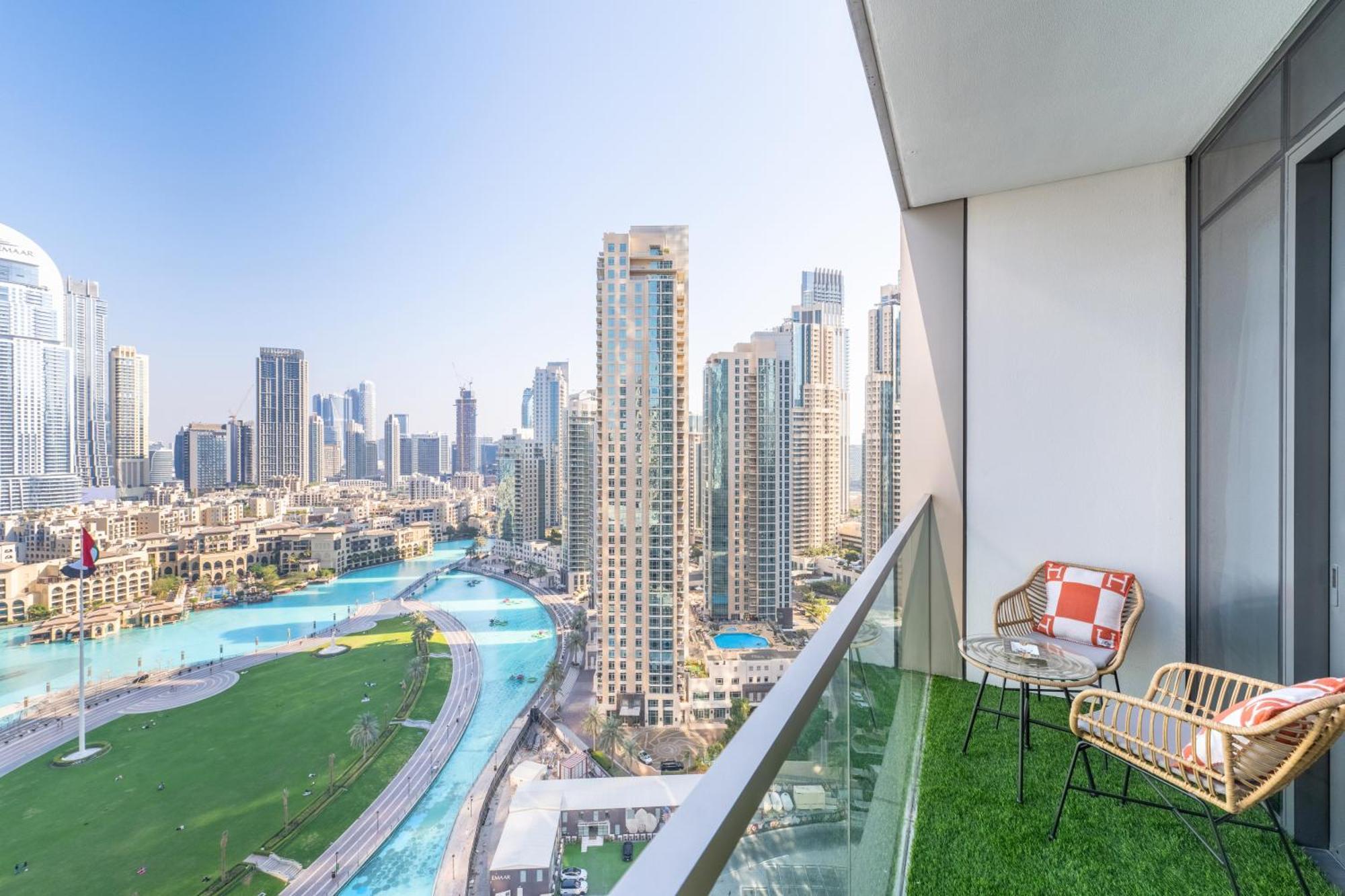Hermes-style 2br, Full Burj Khalifa View - Infinity Pool - Full Fountain View Dubai