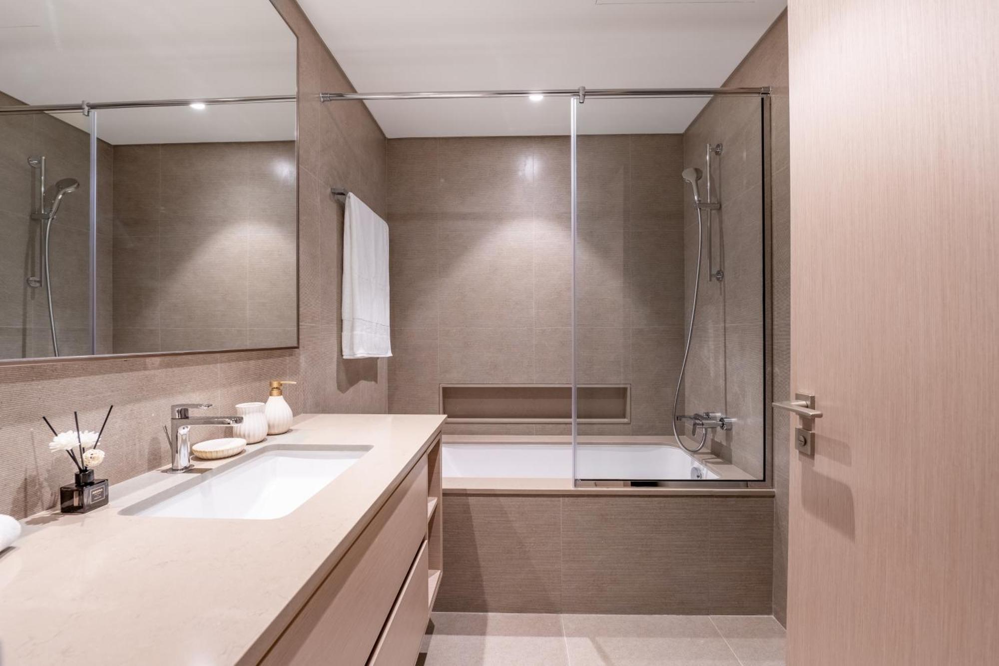 Hermes-style 2br, Full Burj Khalifa View - Infinity Pool - Full Fountain View Apartment *
