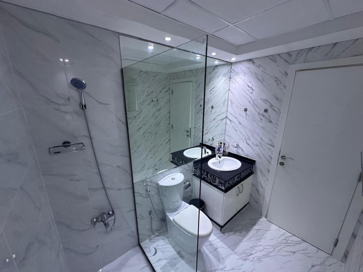 Great & Huge High Floor!