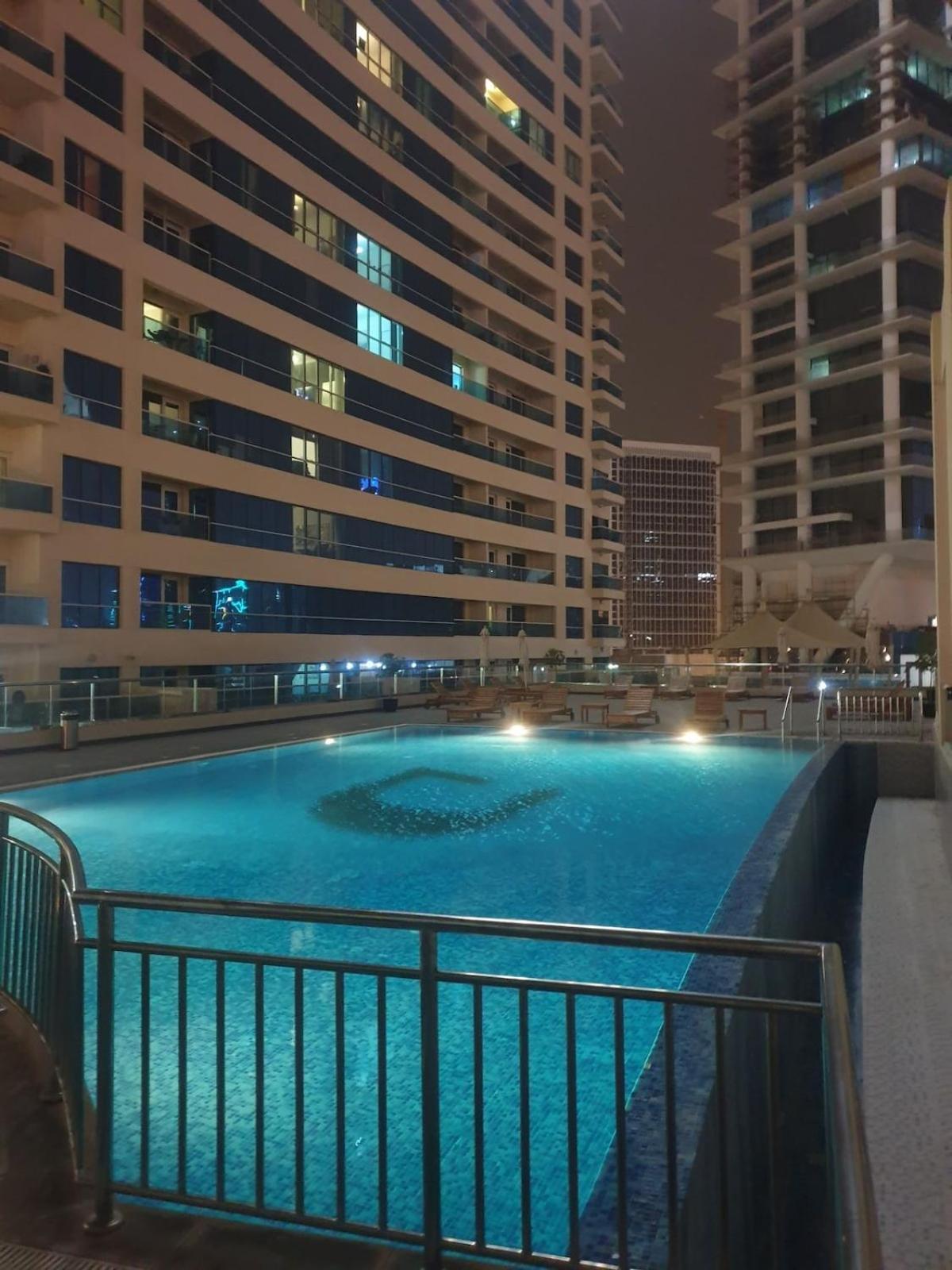 Apartment Great & Huge High Floor! *