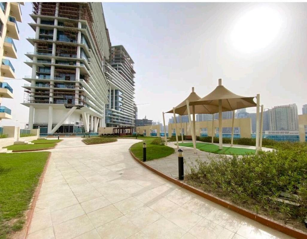 Great & Huge High Floor! *