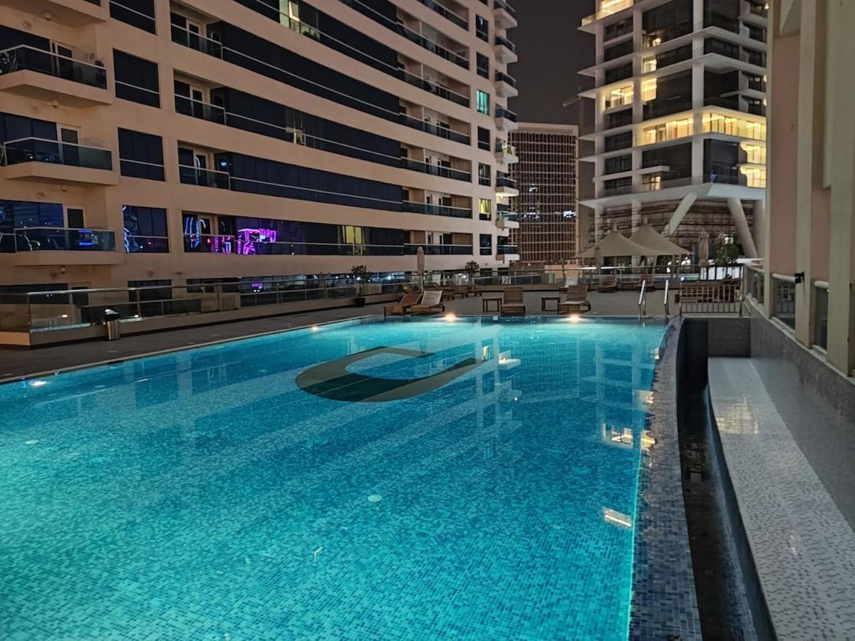 Great & Huge High Floor!