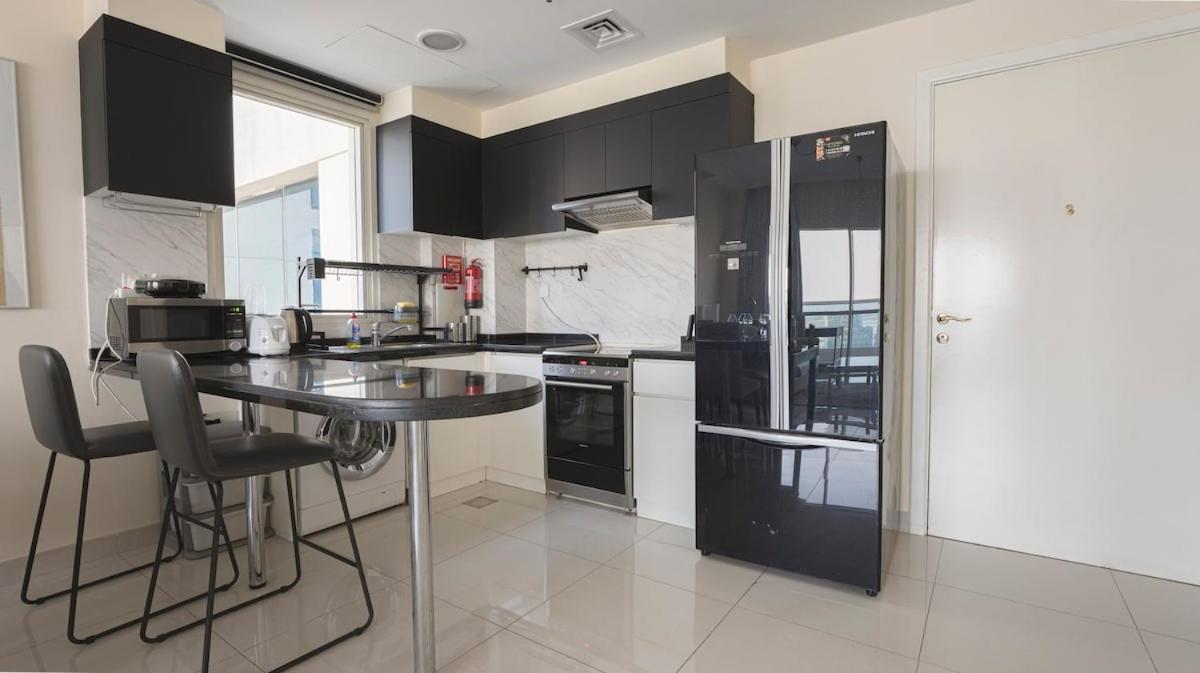 Great & Huge High Floor! *