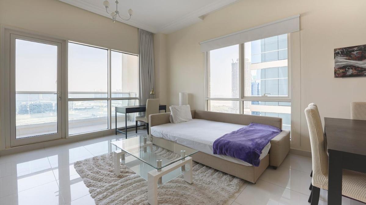 Great & Huge High Floor!