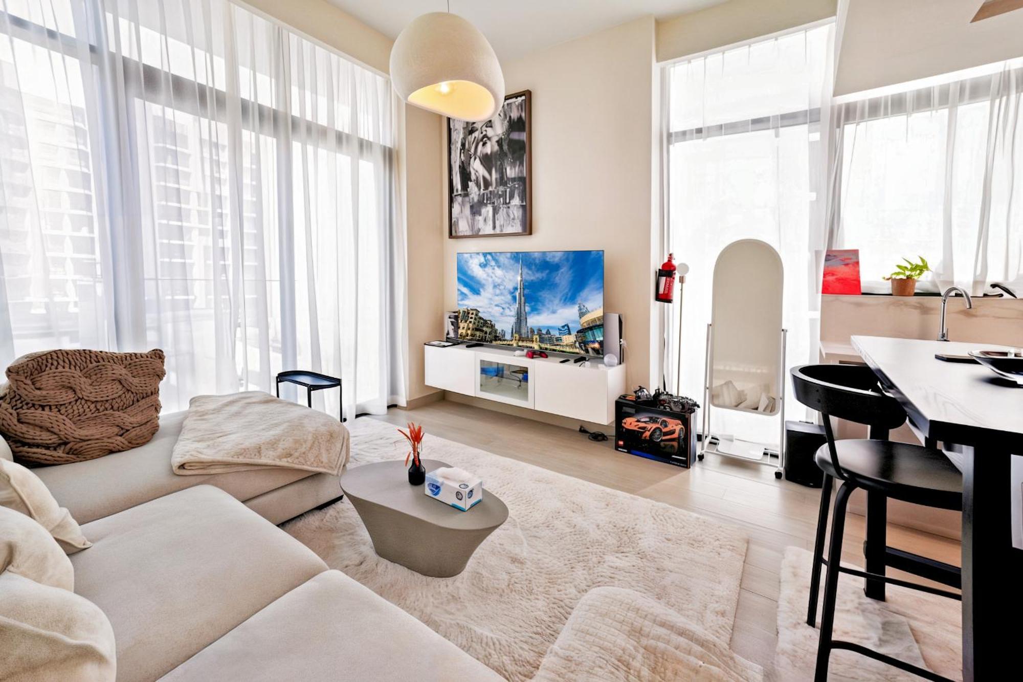 Apartment 12 Mins To Burj Khalifa Mall Pool Access *