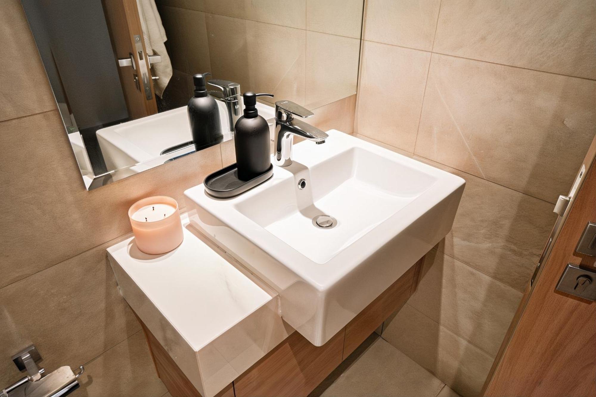 Apartment 12 Mins To Burj Khalifa Mall Pool Access *