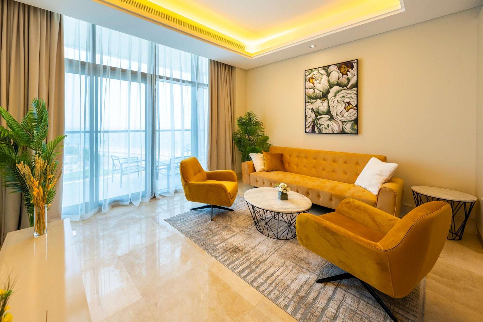 Spacious Beachfront 2 Bedroom - The 8 Apartment