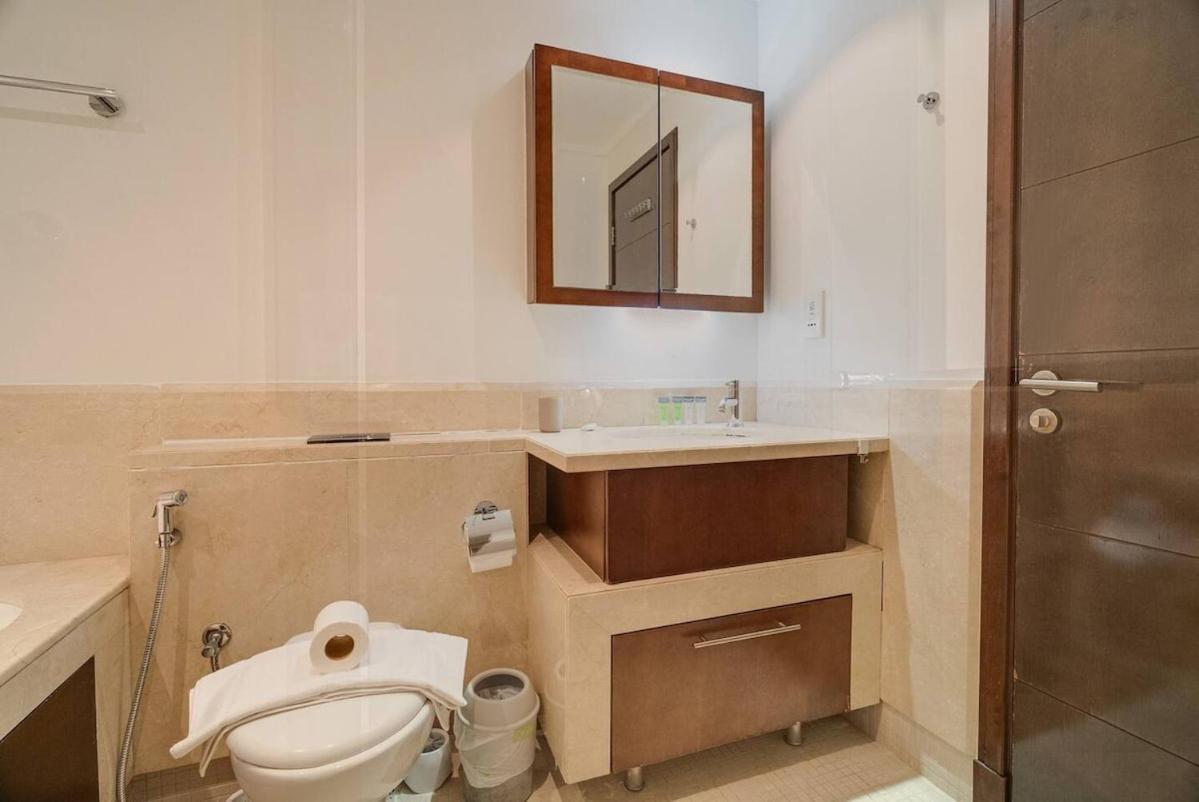 Luxury Living Brand New 1 Bed Downtown Southridge *