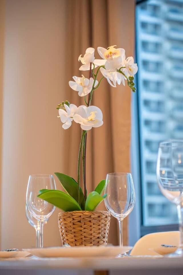 Luxury Living Brand New 1 Bed Downtown Southridge Apartment