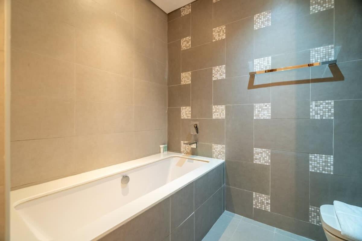 Luxury 4br Mtlvl Flat W Al-jadaf Canal Riverfront Apartment