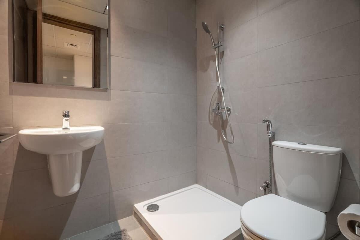 Luxury 4br Mtlvl Flat W Al-jadaf Canal Riverfront Apartment *