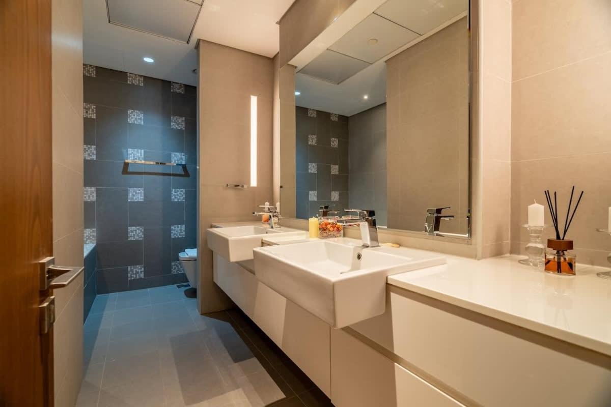 Luxury 4br Mtlvl Flat W Al-jadaf Canal Riverfront Apartment