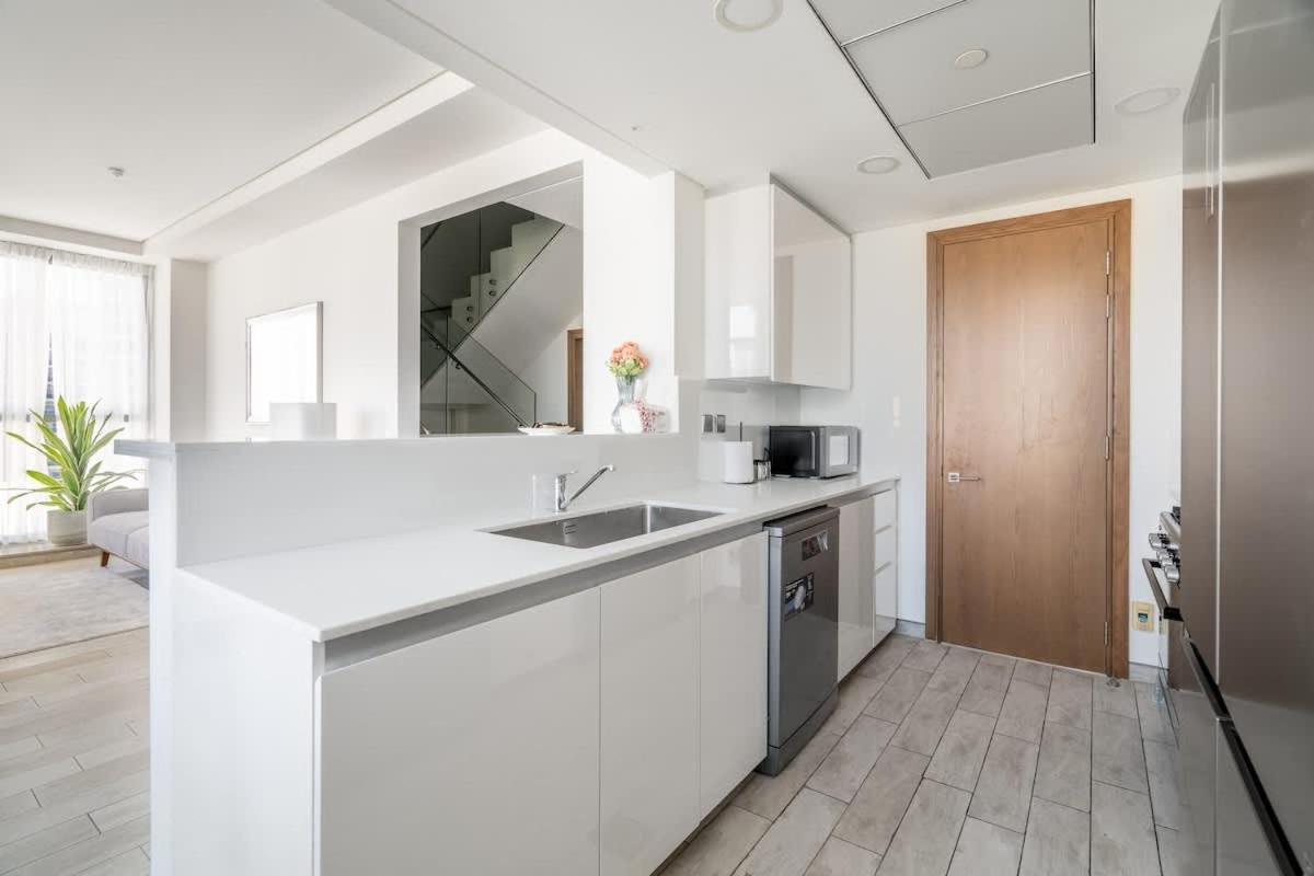 Luxury 4br Mtlvl Flat W Al-jadaf Canal Riverfront Apartment *