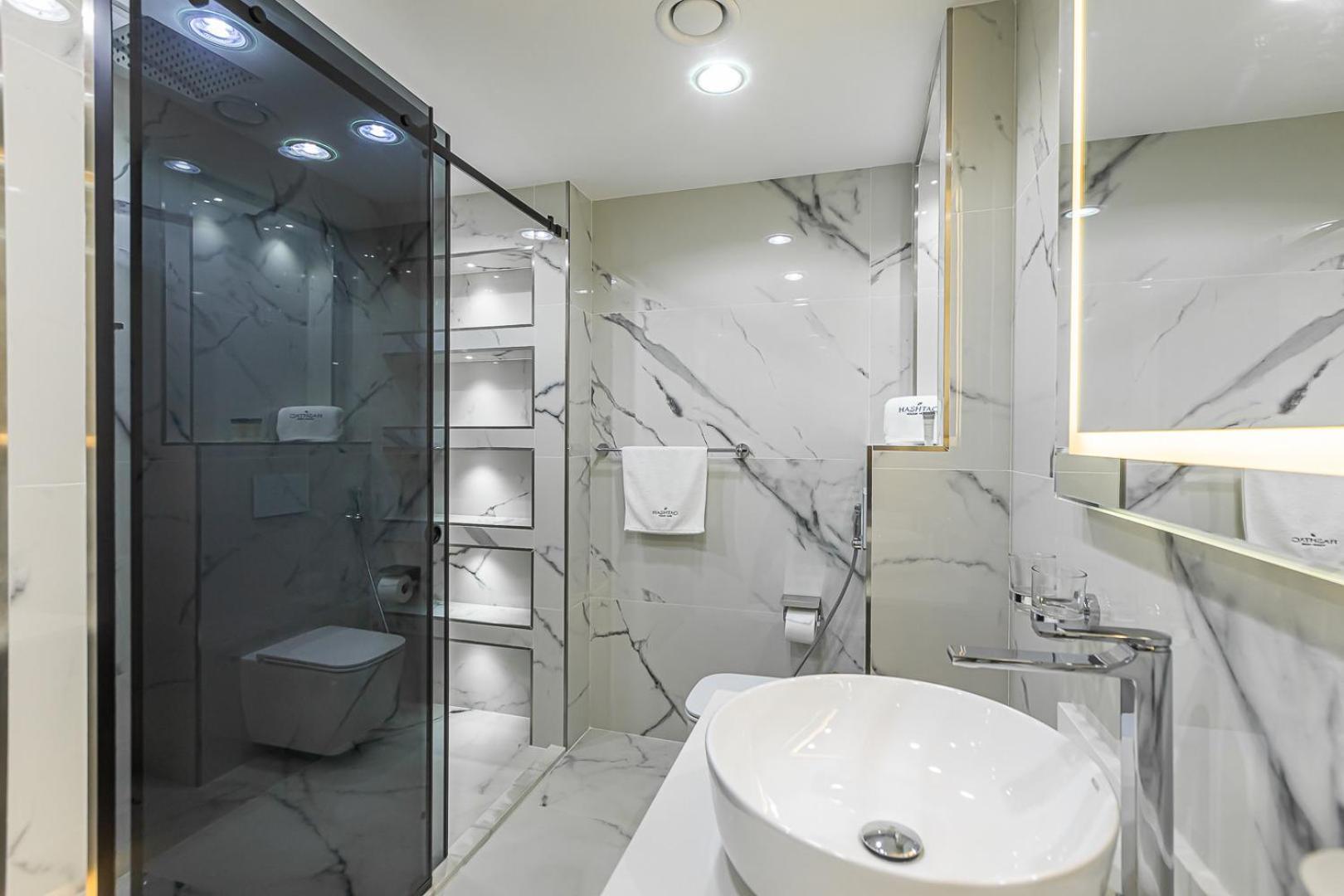 29 Blvd Tower 1, Renovated 2bdr In Downtown Apartment