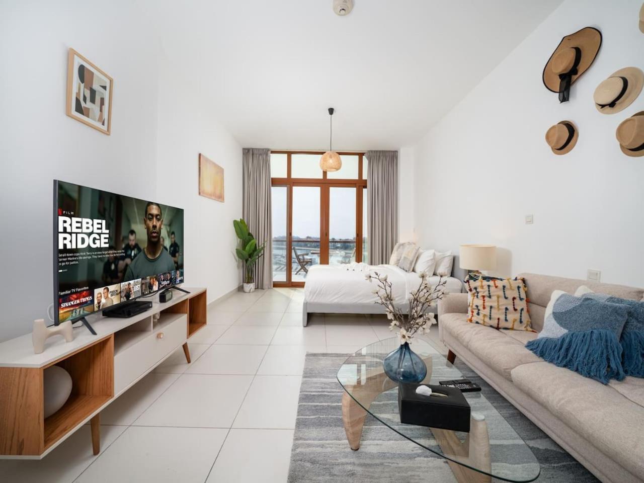 Chic Waterfront In Palm Views West Dubai