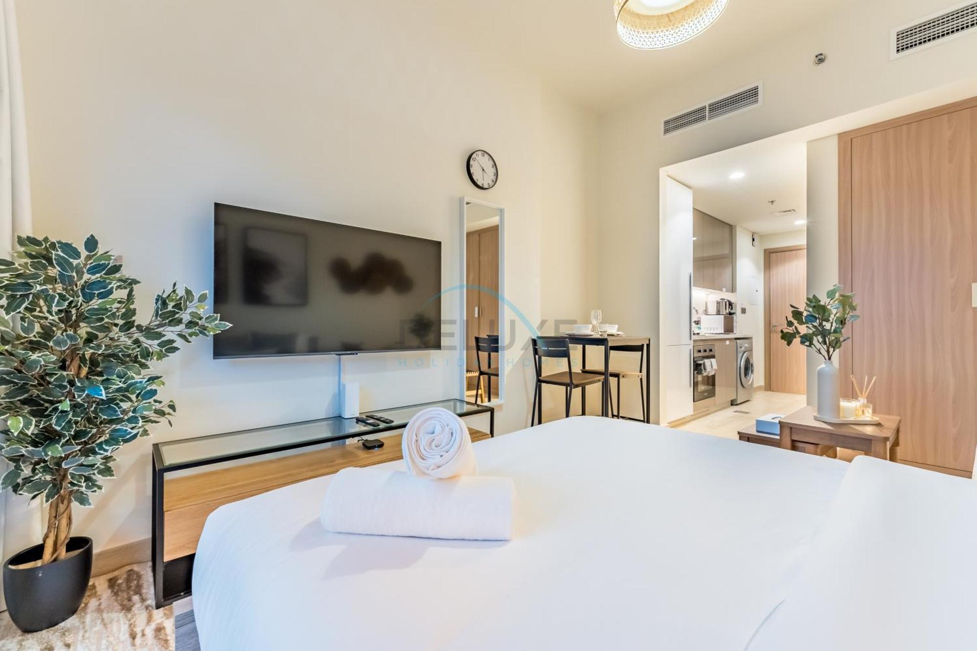 View Minutes Drive To Burj Khalifa, Azizi Riviera 43, Al Merkadh By Deluxe Homes Daire