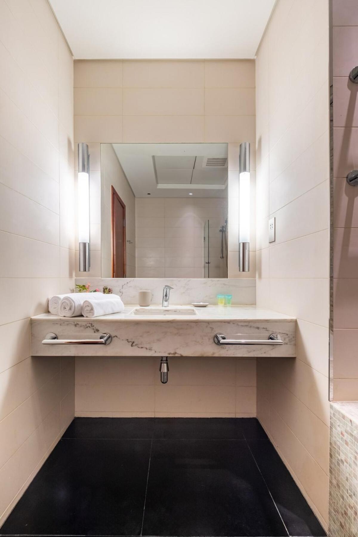 Park Tower Difc - 10 Minutes Walk To Metro - Spacious 1bdr Apartment