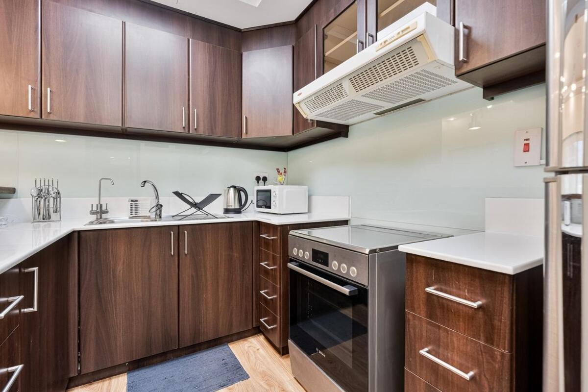 Lux 1 Bedroom Getaway With Stunning Views, Pool And Gym Apartment Dubai
