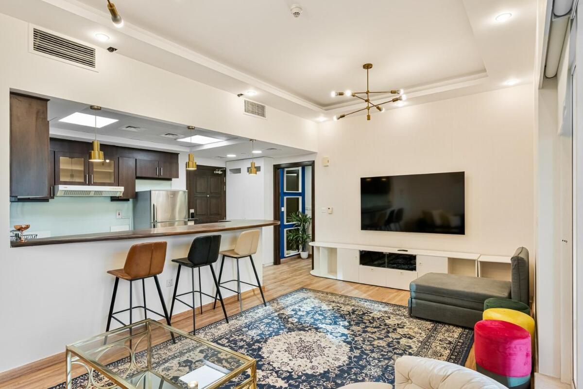 Lux 1 Bedroom Getaway With Stunning Views, Pool And Gym Dubai