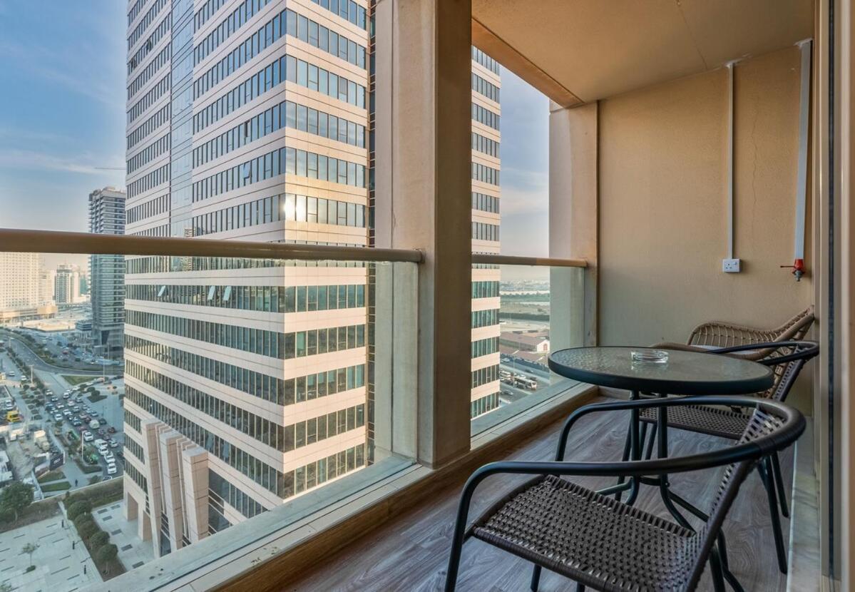 Apartment Lux 1 Bedroom Getaway With Stunning Views, Pool And Gym *