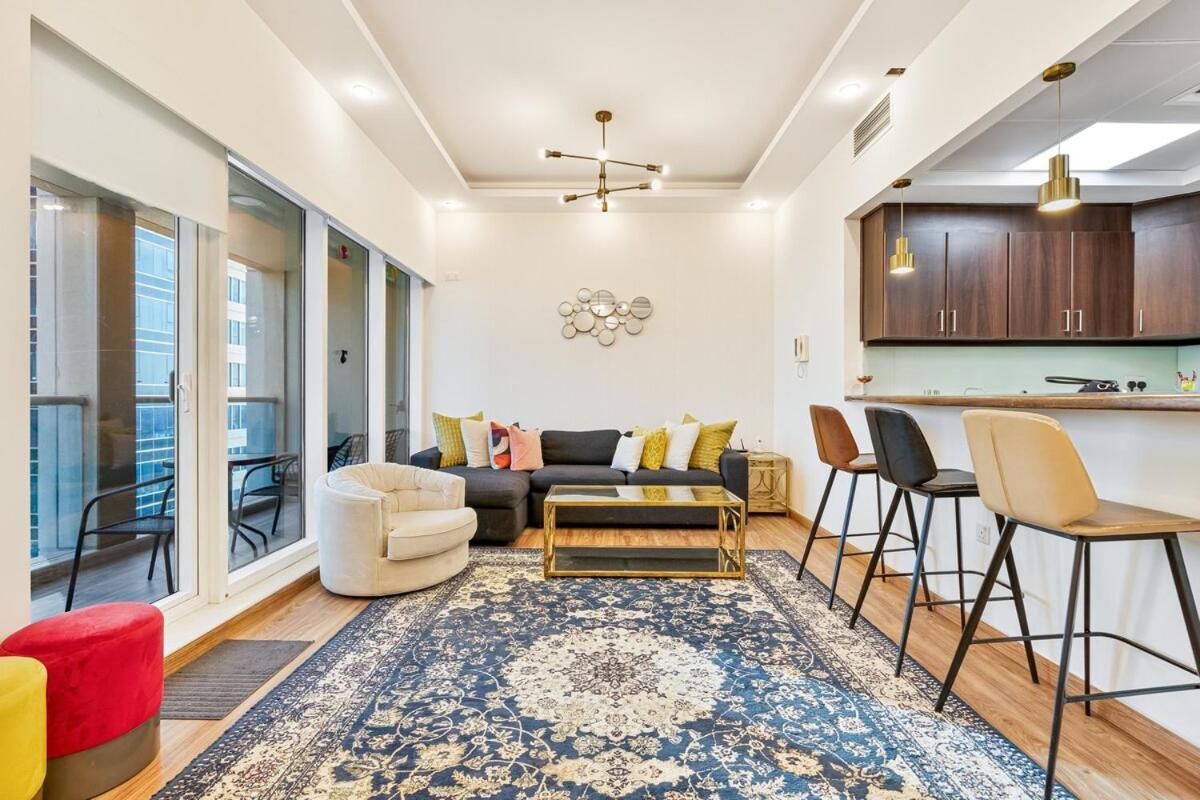 Apartment Lux 1 Bedroom Getaway With Stunning Views, Pool And Gym Dubai