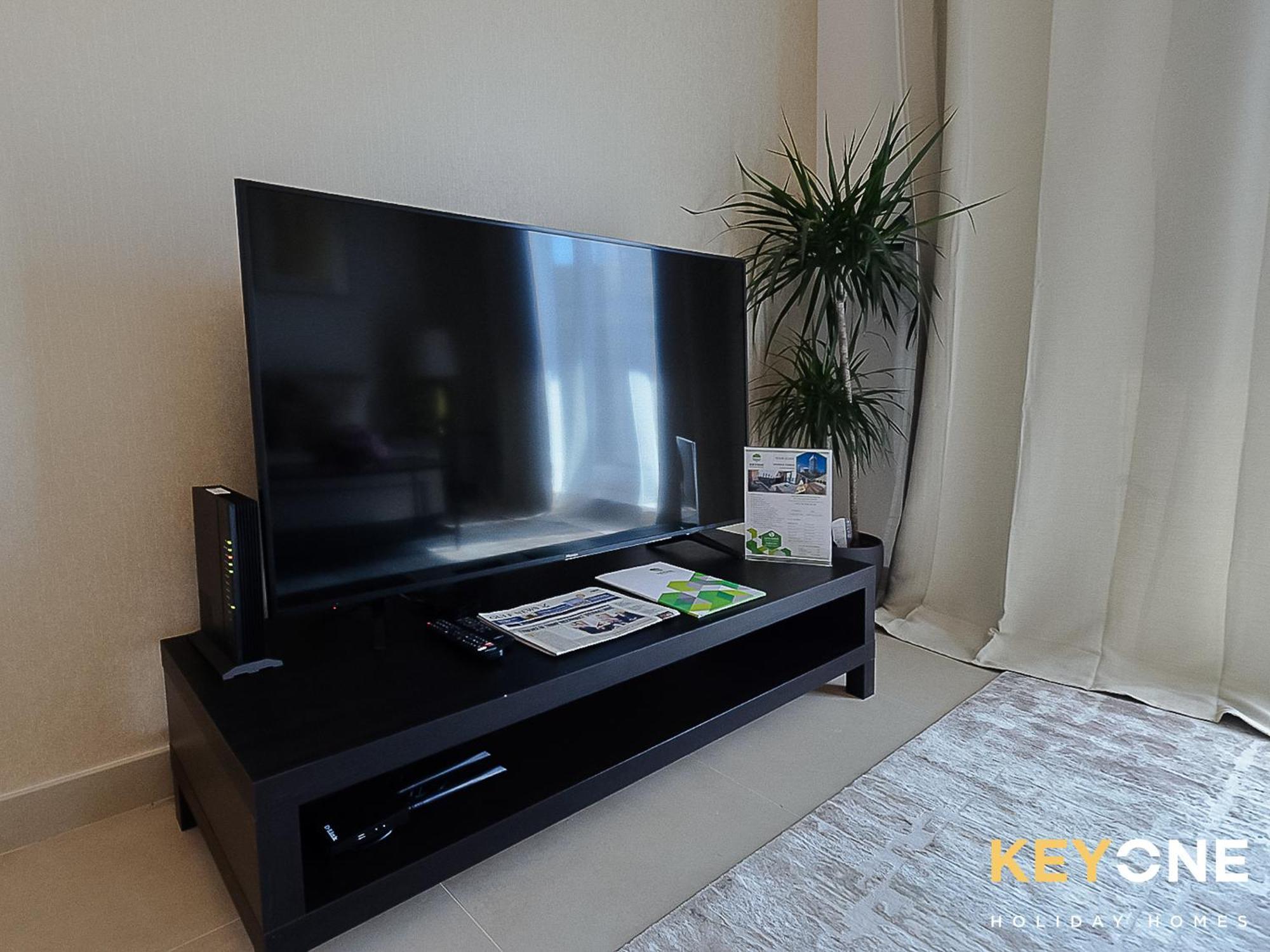 Sophisticated One Bedroom With Full Marina View Apartment *