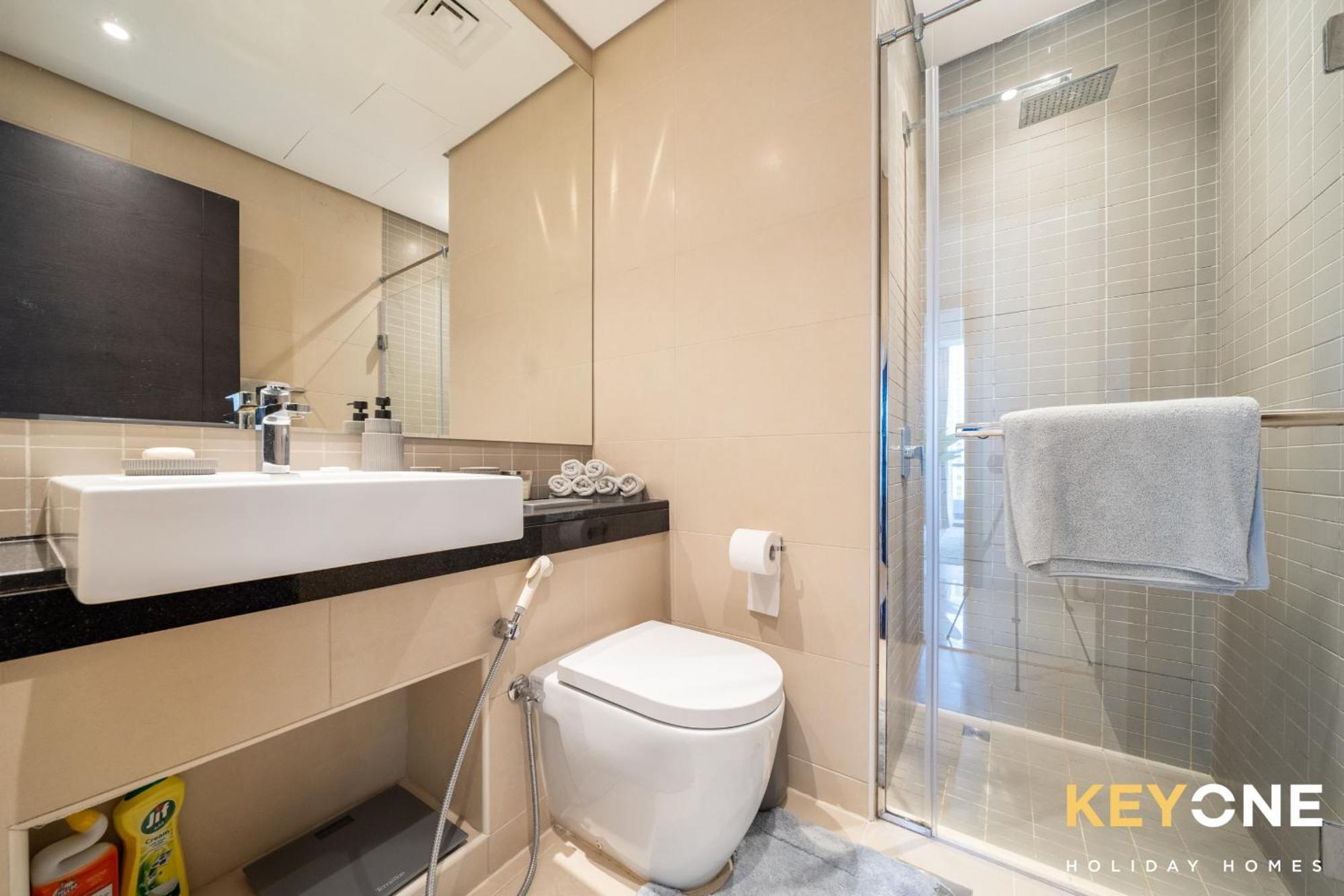 Vibrant Two Bedroom With Full Marina View * Dubai