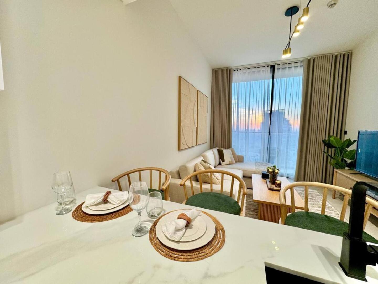 Relaxing 1br In Jvc With Big Balcony