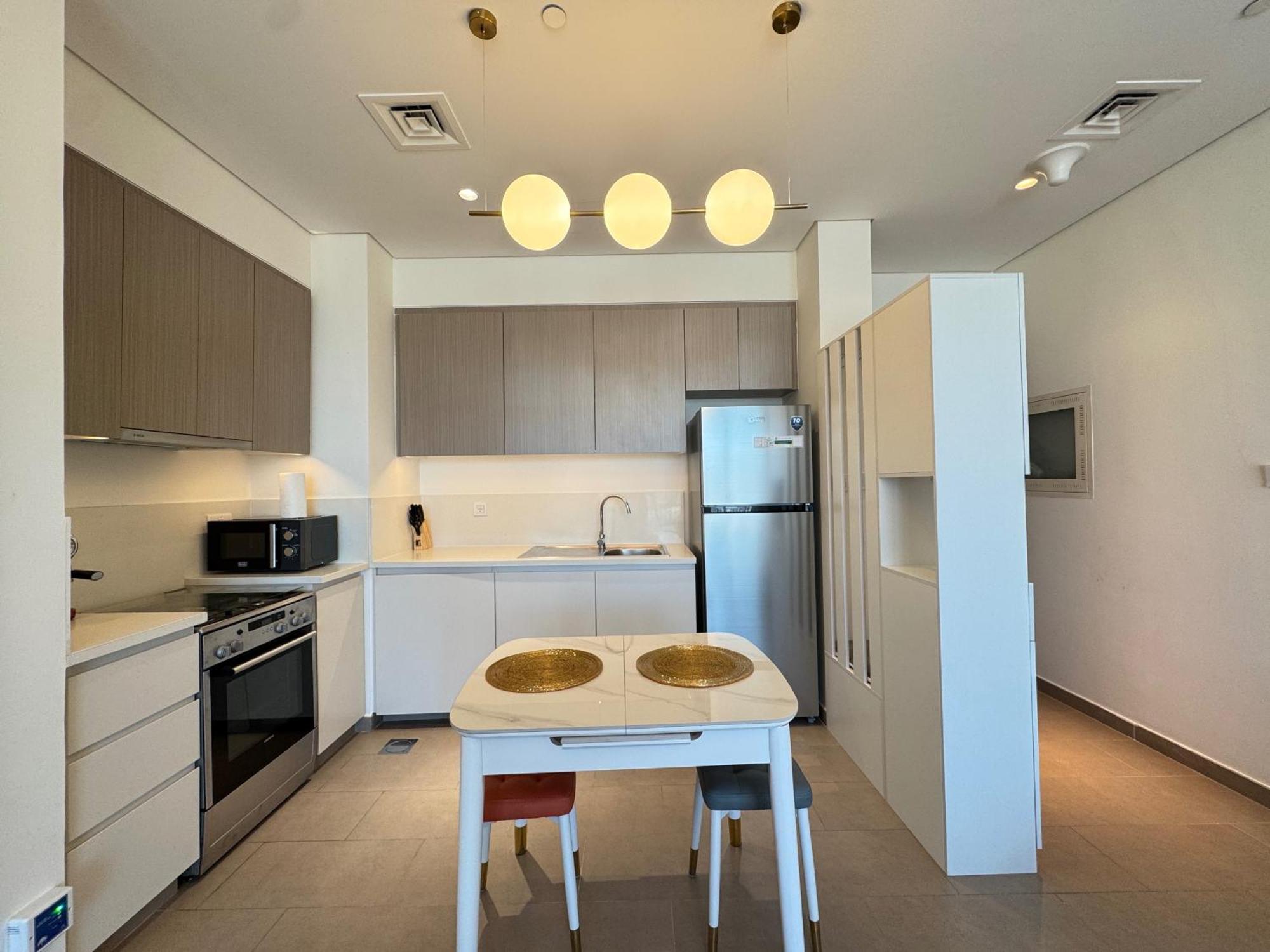 Modern 1br In Hills With Big Screen Experience