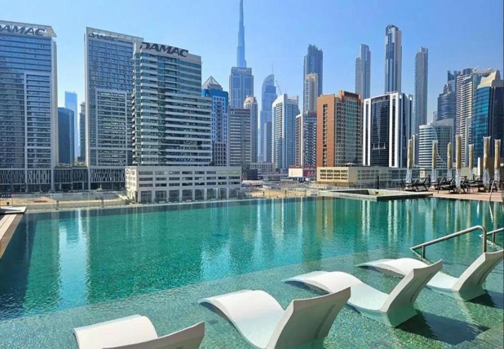 Apartment Canal View In Vibrant Business Bay *